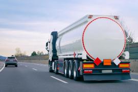 O cisternă încărcată cu lapte s-a răsturnat pe DN 69 în Arad. Şoferul a pierdut controlul în sensul giratoriu