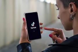 Interzicerea aplicaţiei TikTok pe telefoanele de serviciu ale angajaţilor la stat. Decizia ar putea fi luată miercuri