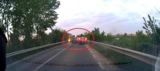 Un şofer inconştient din Iaşi putea provoca o tragedie. A ieşit din coloană, dar din sens opus veneau autospecialele ISU: deşi erau în misiune, tot pompierii au frânat pentru a evita impactul