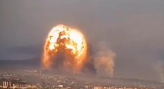 Explozie uriaşă la un depozit de arme din Ucraina. Oficialii de la Kiev nu ştiu deocamdată ce a provocat "mingea de foc"