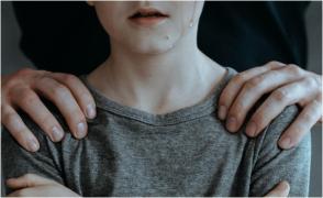 Un bărbat din Turda, arestat preventiv după ce a vrut să întreţină relaţii sexuale cu o fată de 15 ani. Victima ar fi chiar fata lui