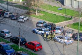 Scene de groază în Italia. Un român amenința că își va arunca fetița pe fereastră. A fost oprit cu electroșocuri