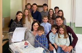 "Sacrificii? Nu ne lipsește nimic". Oana, o româncă din Italia, a născut cel de-al 13-lea copil după ce s-a vindecat de cancer