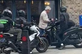 Confruntare cu hoţii, la 70 de ani. Momentul în care bărbatul, un arhitect englez, alungă indivizii mascaţi şi le arată că nu e o ţintă uşoară