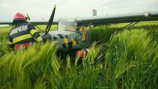 Un avion de agrement, aterizare forţată pe un câmp din Ialomiţa. Pilotul a reuşit să aducă avionul la sol după ce a rămas fără combustibil