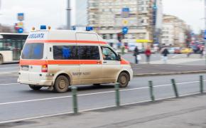 Ambulanţă spulberată pe o stradă din Sibiu, după ce o şoferiţă nu a auzit sirenele. Două persoane au ajuns la spital