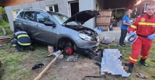A murit strivit sub propria mașină. Bărbatul de 43 de ani din Vaslui lucra sub autoturism când acesta a căzut peste el