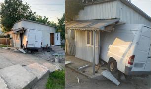 Un șofer a zburat cu duba de pe șosea și s-a înfipt într-un fost magazin, la Plopeni. Bărbatul a rămas încarcerat