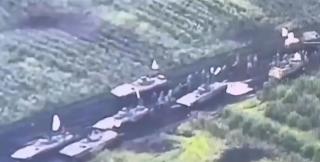 Scene incredibile între ruşi şi ucraineni după oprirea măcelului din Bahmut. 10 transportoare blindate cu steaguri albe: 106 prizonieri ucraineni eliberaţi