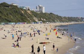 O adolescentă de 15 ani, violată în mare de un tânăr de 19 ani. Incidentul a avut loc chiar în fața turiștilor aflați într-o stațiune populară de pe litoralul britanic