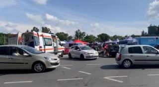 Accident de Final Destination în Bucureşti. Un bărbat a ajuns la spital după ce două maşini s-au ciocnit lângă el: de la şoc, omul s-a înecat cu mâncare