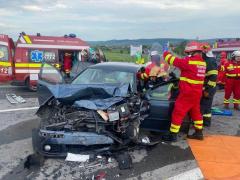 Accident teribil în Mureş. Şase persoane rănite, dintre care două sunt în stare gravă după ce două maşini s-au ciocnit frontal