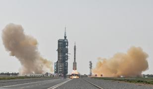 China a trimis în spaţiu primul ei astronaut civil. Următorul obiectiv: Luna