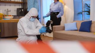 „Veniți, am ucis-o pe mama”. Un adolescent de 17 ani a înjunghiat-o pe cea care i-a dat viață, după care a sunat să-și anunțe fapta. Femeia era profesoară, în Franța