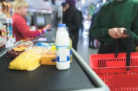 Ce pedeapsă a primit o casieră după ce a ajutat un bărbat să fure dintr-un Carrefour. Femeia nu îi scanase toate produsele