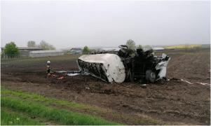 Pericol de explozie, după ce o cisternă cu motorină s-a răsturnat pe DN 2, în Neamţ. Traficul, oprit complet