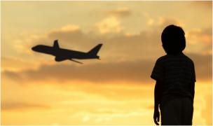 Studiu: Copiii cu cel puţin un părinte plecat la muncă în străinătate sunt mai predispuşi la consumul de droguri şi sunt mai agresivi