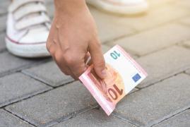 Urmărit de polițiști, un bărbat a aruncat pe geamul mașinii zeci de mii de euro. Trecătorii s-au înghesuit să strângă bancnotele împrăștiate pe o stradă din Belgia