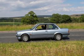 Un bărbat din Câmpina a găsit un BMW pe marginea drumului, l-a luat şi l-a vândut cu 1.500 de lei. Cum a ajuns maşina înapoi în mâinile proprietarului