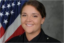 Femeie ţinută ostatică în propria maşina, salvată de o poliţistă după ce a trecut pe culoarea roşu la semafor. I-a şoptit la geam „Ajută-mă”!