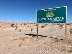 "Am rămas fără ţări, aşa că mi-am creat propria ţară". Un american a creat o dictatură în deşert: Republica Slowjamastan