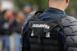 Trei bărbaţi din Bacău care forţau mai multe fete să se prostitueze în străinătate, reţinuţi. Aveau asupra lor droguri psihoactive