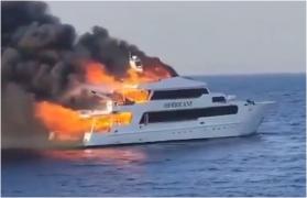 Ambarcaţiune turistică mistuită de flăcări în largul Mării Roşii. Din 29 de pasageri, trei sunt de negăsit. Incendiul, provocat de un scurt circuit