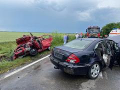 Accident cu două maşini făcute zob, pe DN1B, la Loloiasca. Cinci persoane, între care un copil de 5 ani, transportaţi de urgenţă la spital