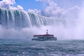 O ambarcaţiune care transporta 29 de persoane s-a răsturnat lângă Cascada Niagara