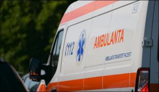 Accident înfiorător în Argeş. Fetiţă în stare gravă, după ce a fost lovită de maşina condusă de mama ei, în curtea casei