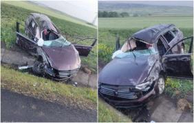Accident groaznic la Ilişeşti, pe DN 17. Trei persoane au ajuns la spital, după ce şoferul a pierdut controlul şi a ajuns cu maşina în şanţ