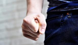 Tânăr de 29 de ani din Bacău, arestat după ce şi-a sechestrat şi snopit în bătaie fosta iubită. Cum a reuşit tânăra să scape