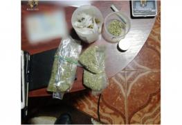 Patru bărbaţi care au vândut substanţe interzise mai multor tineri din Dolj, cercetaţi. Unul dintre ei a muşcat un jandarm în timpul percheziţiilor