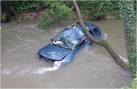 Un bărbat a murit după ce s-a răsturnat cu maşina în râul Cerna. Femeia din dreapta a fost scoasă în viaţă de pompieri din vehicul