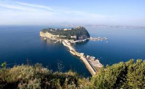 Deținut român, evadare eșuată dintr-o închisoare italiană. Și-a rupt picioarele după un salt de la peste 6 metri înălțime