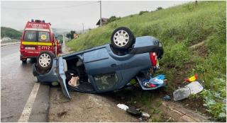 Accident în Cluj. O femeie de 40 de ani a ajuns la spital, după ce mașina în care se afla s-a răsturnat pe plafon