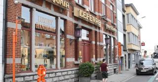 Trei români au furat peste 80 de genţi de lux în Belgia, după ce au spart peretele unui magazin. Le vindeau apoi pe siteurile din România