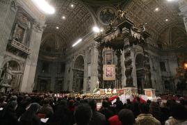 S-a dezbărcat și s-a urcat complet gol pe altarul principal din Bazilica Sf. Petru din Vatican. Bărbatul a fost ridicat de gărzile elvețiene