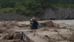 Podeț surpat în Comarnic. Un bărbat a rămas suspendat pe o stâncă