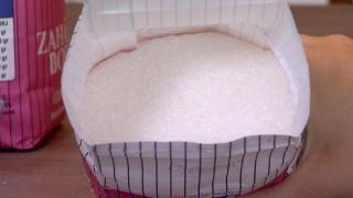 Zahărul ar putea să dispară de pe rafturile magazinelor româneşti. Ucraina, cel mai mare exportator, refuză să mai ofere zahăr României, cel mai mare importator