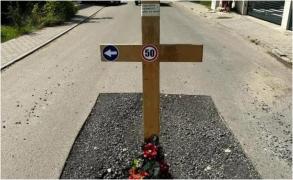 "Mulţumim primăriei. Atât s-a putut". Locuitorii unui cartier din Alba au înfipt o cruce în mijlocul străzii. Motivul din spatele gestului