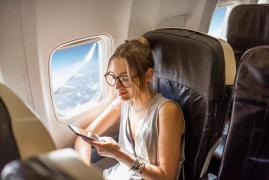 Ce se întâmplă dacă nu îţi închizi telefonul în avion. Pericolul neştiut de călători