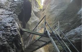 Canionul 7 Scări este situat în judeţul Braşov