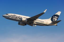 Scandal monstru la bordul unui avion Alaska Airlines. Un pasager a fost sedat după ce a devenit agresiv cu membrii echipajului