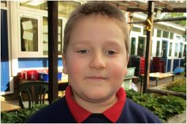 "Copilaşul nostru, te vom iubi veşnic". Un băieţel de 10 ani din UK a murit la şcoală, sub privirile îngrozite ale colegilor, după ce s-a înecat cu mâncare