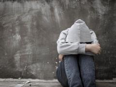 Copilărie furată: Adolescent de 13 ani din Dâmbovița, agresat și dat afară din casă de tatăl său. De șase luni, băiatul trăia un adevărat coșmar