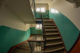 Două femei găsite moarte într-un apartament din Bacău. Un vecin a dat alarma din cauza mirosului înţepător care ieşea din casă