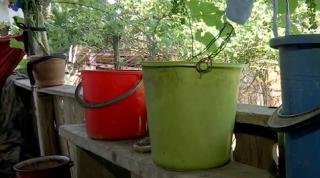 Apă cu porția în zece localități din Iași. Oamenii sunt sfătuiţi să-şi facă rezerve: "Resursele se epuizează rapid"