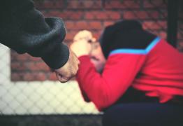 Un bărbat din Iaşi a reuşit să scape de două ori după ce şi-a bătut cu bestialitate tatăl într-o farmacie