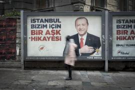 Adolescent turc, încarcerat pentru că i-a desenat o mustaţă lui Erdogan pe un afiş de campanie. Băiatul este acuzat şi că a scris mesaje jignitoare